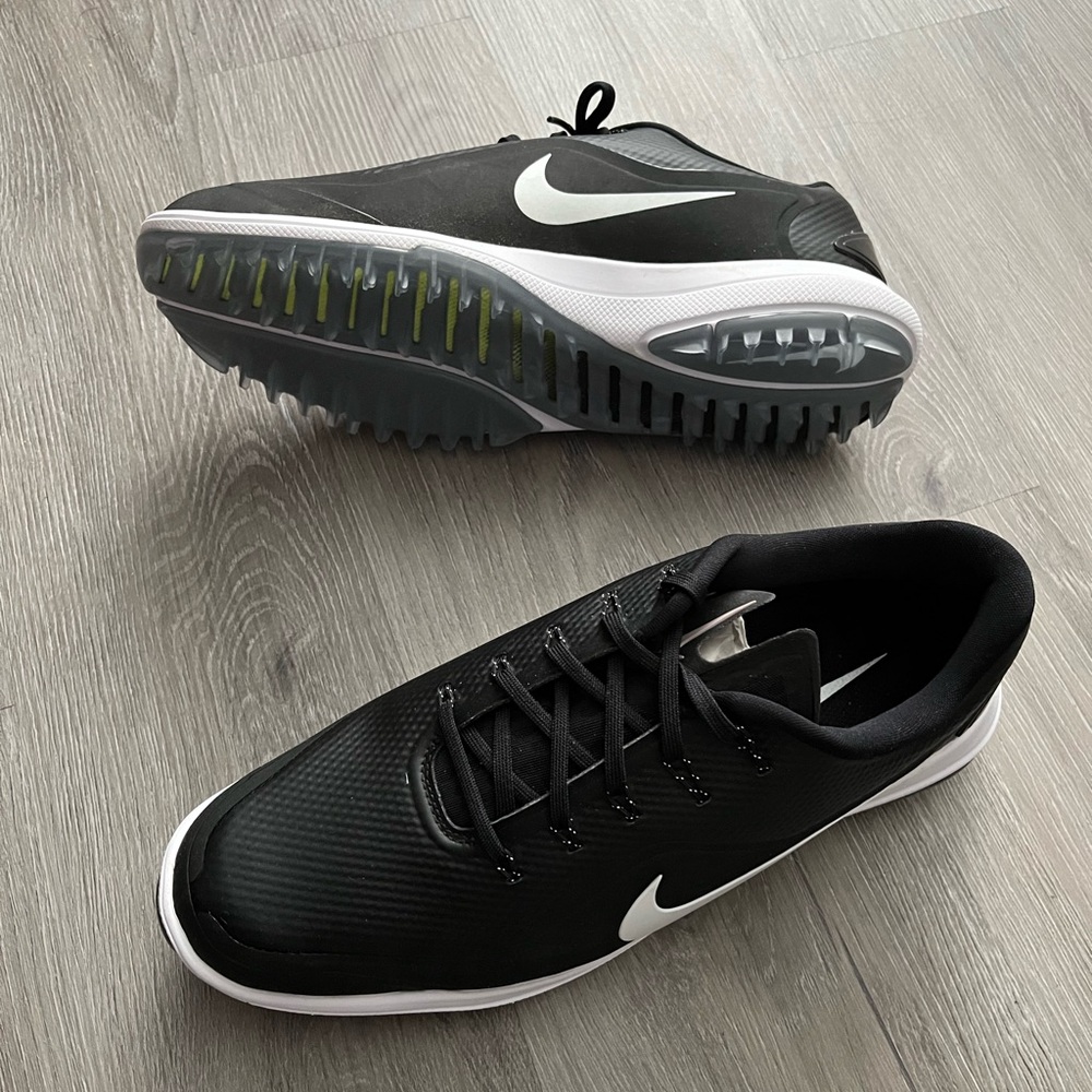 Nike Men’s Golf Shoes Lunarlon Size 11. Black and white. NWOT